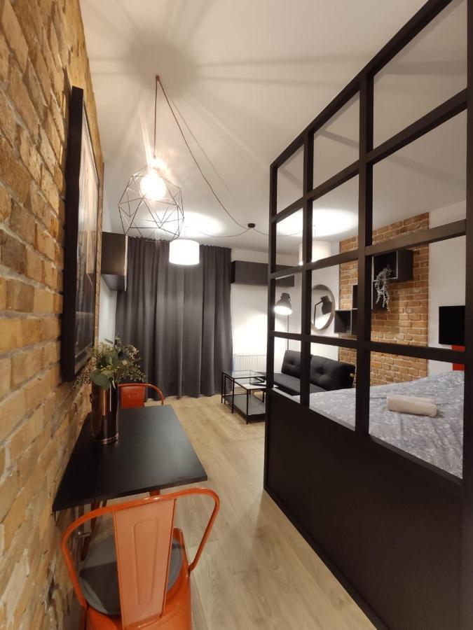 Red Wall Apartment In The Old Town Гданьск Экстерьер фото