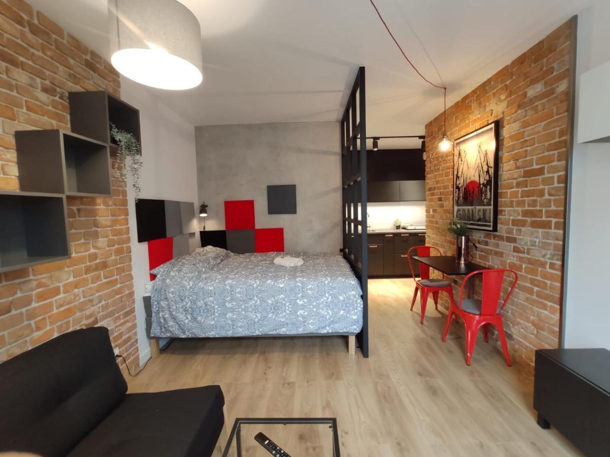 Red Wall Apartment In The Old Town Гданьск Экстерьер фото